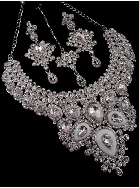 Stonestudded Jewelry Set